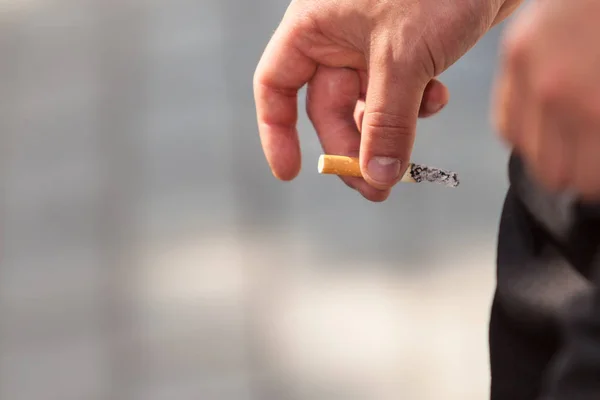Взрослый мужчина курит на улице сигарету — стоковое фото