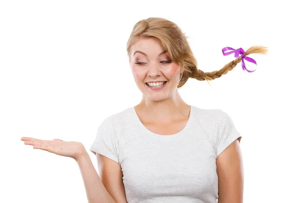 Ευτυχισμένος εφηβικό κορίτσι σε πλεξούδα τα μαλλιά παρουσιάζοντας το χέρι — Φωτογραφία Αρχείου