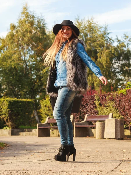 Mode vrouw met zak buiten — Stockfoto