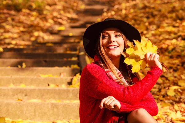 Woman relaxing in autumn fall park — Stock Photo, Image