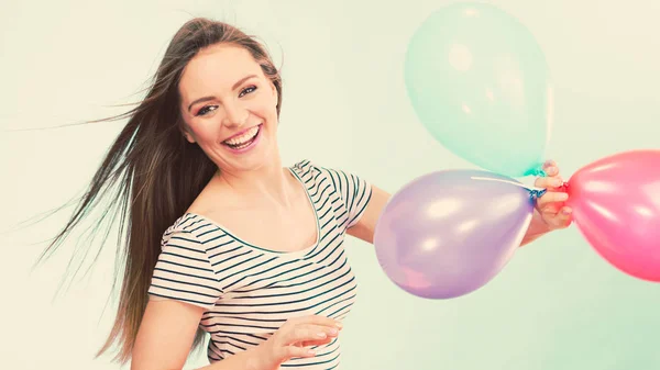 Vrouw zomer vrolijk meisje met kleurrijke ballonnen — Stockfoto