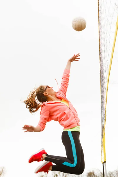 Kvinnan volleybollspelare utomhus på domstolen — Stockfoto