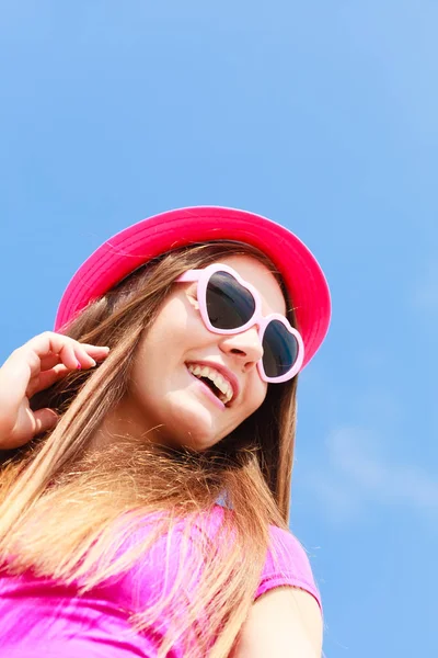 Женщина в солнечных очках в форме сердца и шляпе — стоковое фото