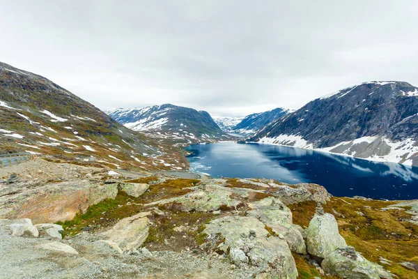 Lago Djupvatnet, Noruega — Fotografia de Stock