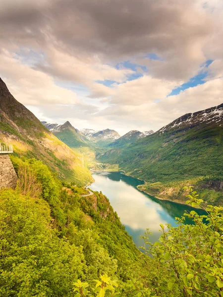 Geirangerfjord Norveç Flydasjuvet bakış açısından görüntüleme — Stok fotoğraf