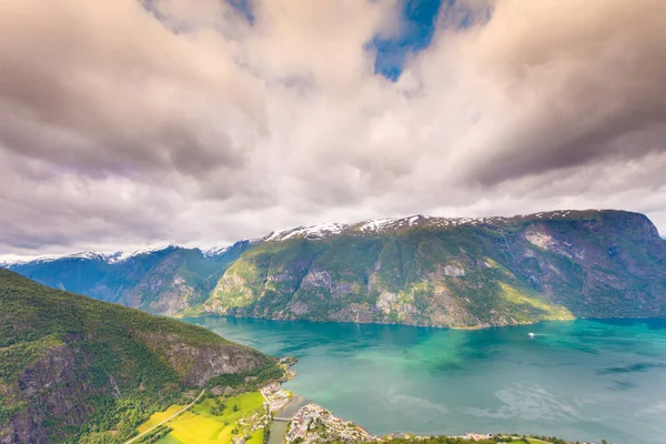 Uitzicht over de fjorden op Stegastein standpunt in Noorwegen — Stockfoto