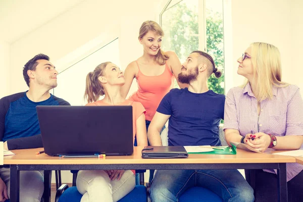 Studenten in de klas tijdens de pauze — Stockfoto