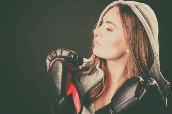 Mulher com luvas de boxe cruzou os braços . — Fotografia de Stock