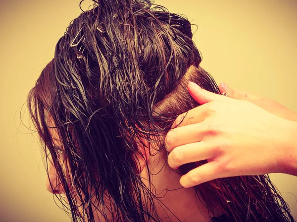 美容室スタイリング女性黒い長い髪 — ストック写真