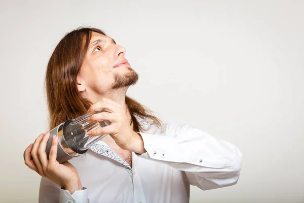 Junge Barkeeperin schüttelt Gläser. — Stockfoto