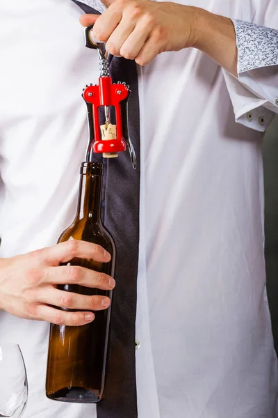 Garçom abre garrafa de vinho . — Fotografia de Stock