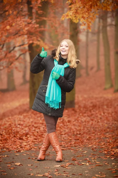 공원을 산책 하는 웃는 여자. — 스톡 사진