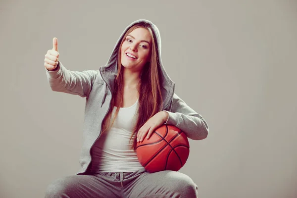 Sportowe nastolatek dziewczyna w kaptur gospodarstwa koszykówki. — Zdjęcie stockowe