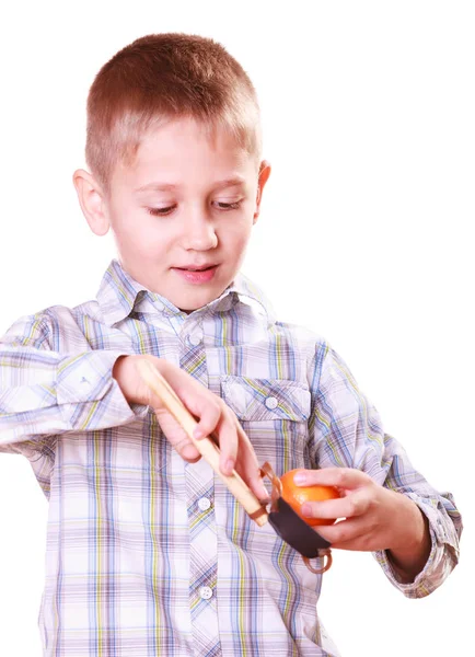 Młody chłopak użycie procy strzał strzelać mandarine. — Zdjęcie stockowe
