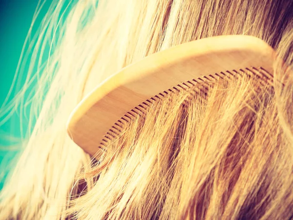 Straight brown hair with wooden comb closeup — Stock Photo, Image