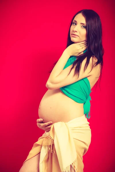 Adult woman showing her pregnant belly — Stock Photo, Image