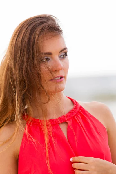 Retrato de hermosa mujer de moda al aire libre . — Foto de Stock