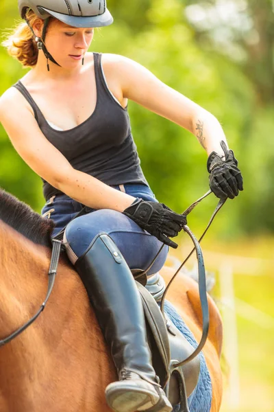 Femme jockey entraînement cheval. Activité sportive — Photo