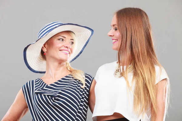 Madre e hija de moda posando juntas — Foto de Stock