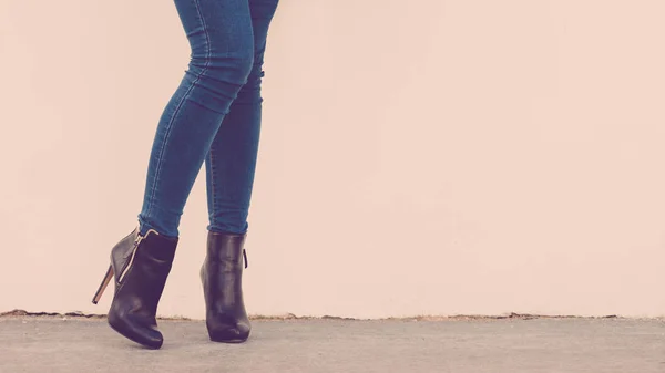 Kobieta nogi w dżinsowe spodnie buty na obcasie buty odkryte — Zdjęcie stockowe