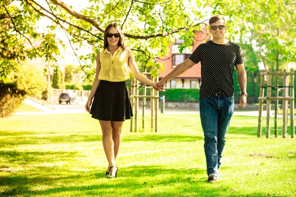 Paar hält Händchen im Park. — Stockfoto
