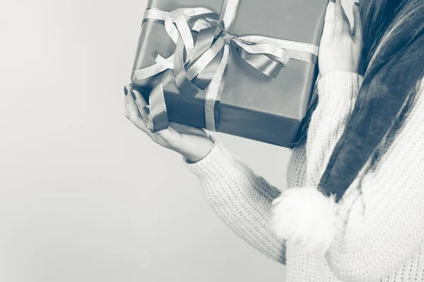 Persoon met geschenkdoos. — Stockfoto