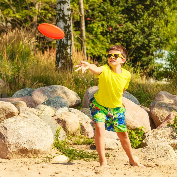 Liten pojke leker med frisbee disc. — Stockfoto