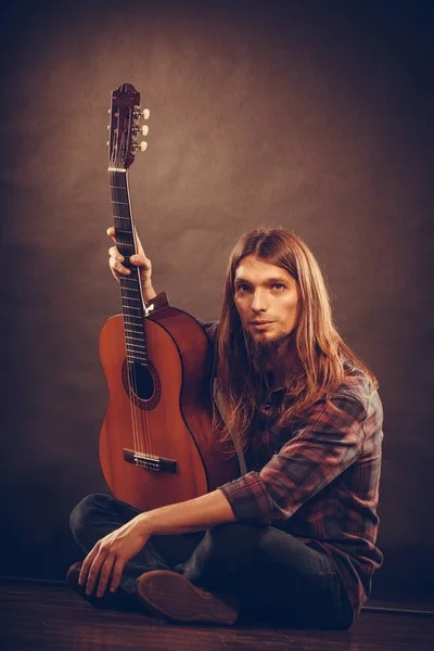 Hombre guapo con su guitarra . — Foto de Stock