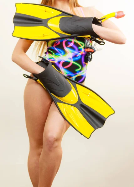 Mujer con aletas y máscara de snorkel —  Fotos de Stock