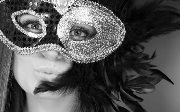 Sensuell kvinna med carnival mask. — Stockfoto