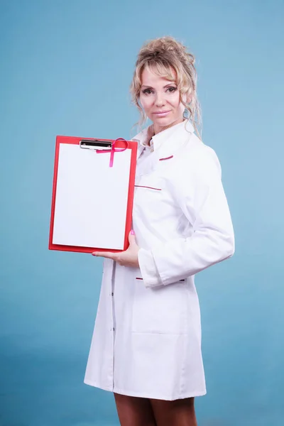 Kobieta lekarz z folderu i goździk wstążka — Zdjęcie stockowe