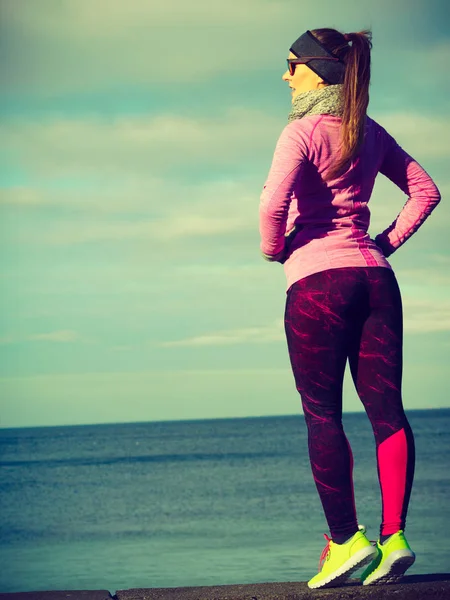 Vrouw rusten na het doen van sport buitenshuis op koude dag — Stockfoto