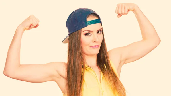 근육 팔 뚝을 보여주는 여자 캐주얼 스타일 — 스톡 사진