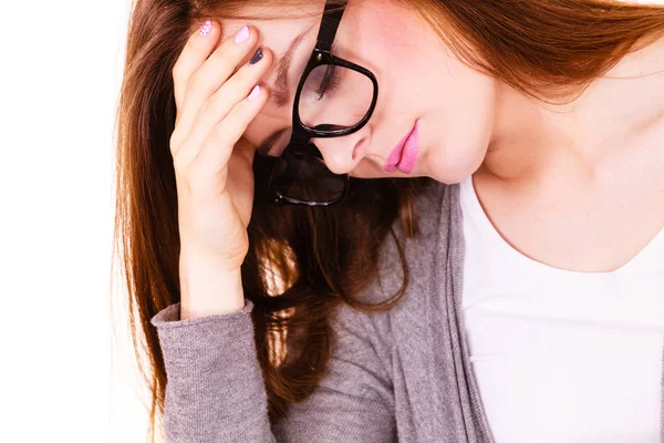 Kvinna som lider av huvudvärk migrän smärta — Stockfoto