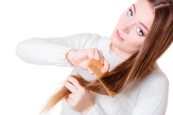 Hermosa mujer con el pelo largo y peine — Foto de Stock