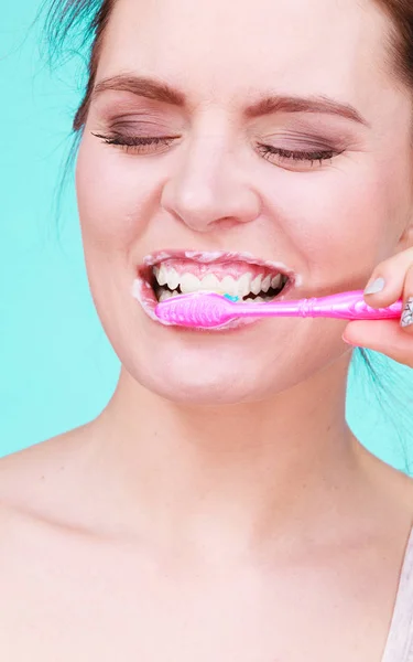 Mujer cepillándose los dientes — Foto de Stock