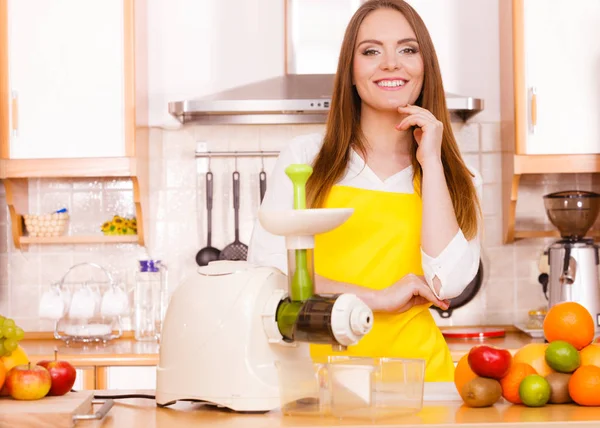 Mujer en cocina preparando frutas para el jugo — Foto de Stock