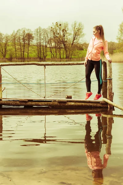 Young sportovní žena pauzu po běhu. — Stock fotografie