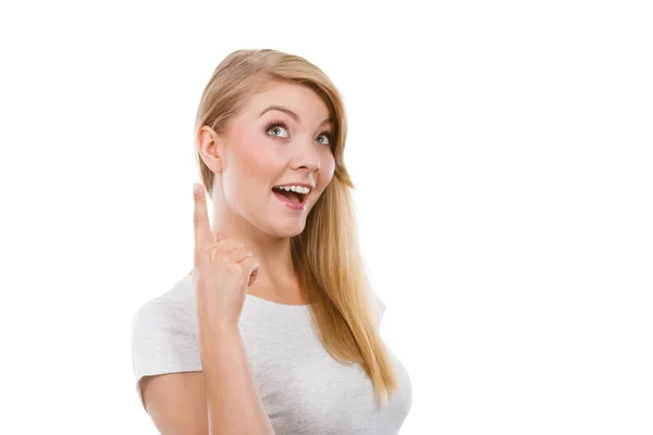 Mujer teniendo idea apuntando con el dedo hacia arriba — Foto de Stock