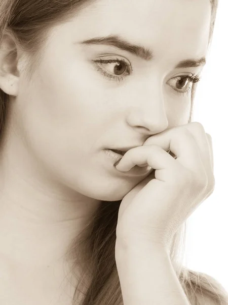 Mujer adolescente mirando preocupado, pensando en algo —  Fotos de Stock