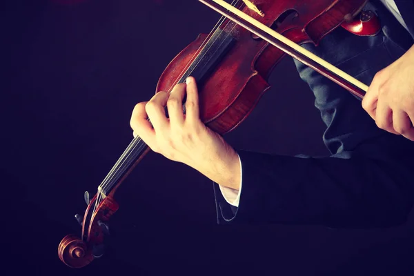 Чоловік одягнений елегантно грає на скрипці — стокове фото