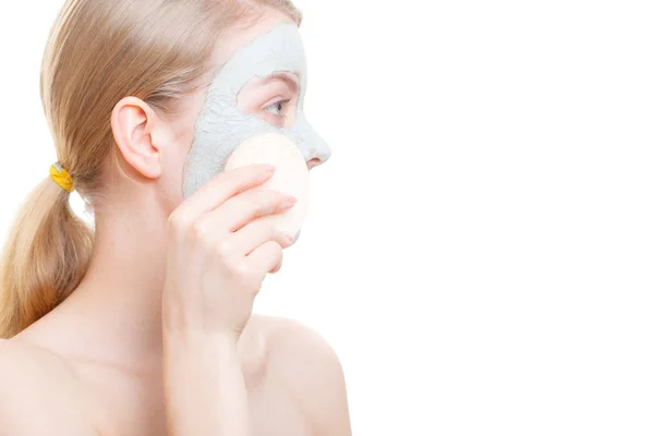 Γυναίκα που έχει πράσινο λάσπη μάσκα στο πρόσωπό της — Φωτογραφία Αρχείου