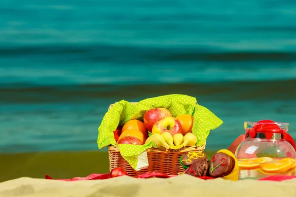 Kosz piknikowy na koc w pobliżu morza — Zdjęcie stockowe