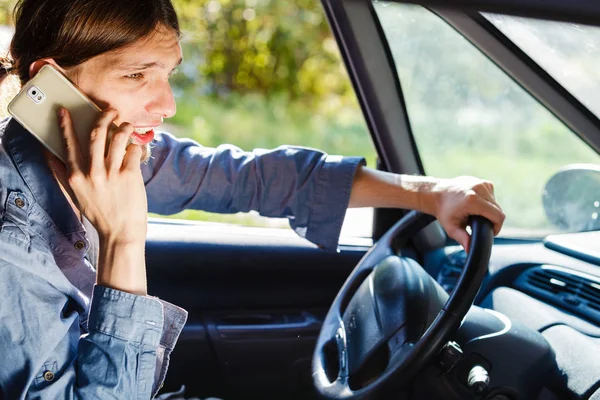 Man talar i telefon när du kör bil. — Stockfoto