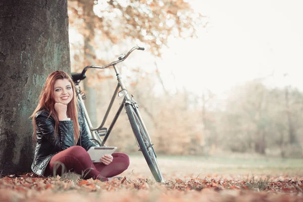 Menina debaixo da árvore com bicicleta . — Fotografia de Stock