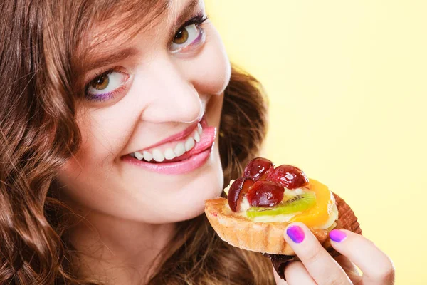 Closeup mulher engraçada comer bolo de frutas — Fotografia de Stock