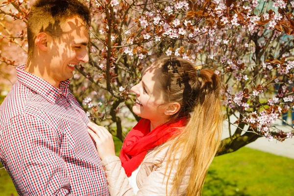 Glückliches Paar bei romantischem Date im Park — Stockfoto