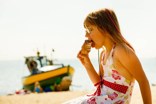 Kleuter meisje eten van ijs op strand — Stockfoto