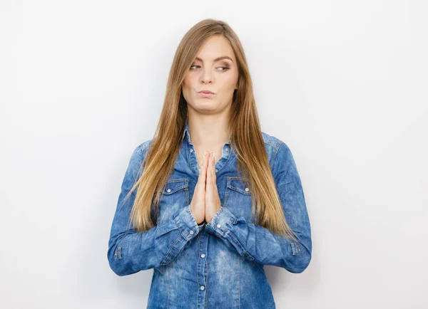 Dama rezando con ropa de mezclilla . — Foto de Stock