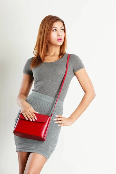 Мулатто девушка серая одежда с красной сумкой — стоковое фото